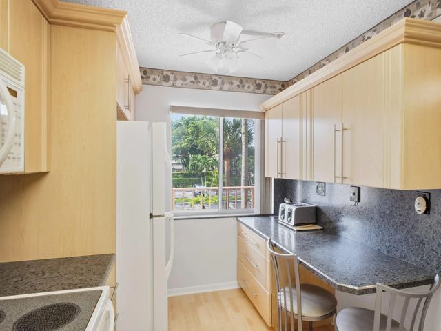4 of 42 - 7145 Huntington Lane #205, Delray Beach, FL