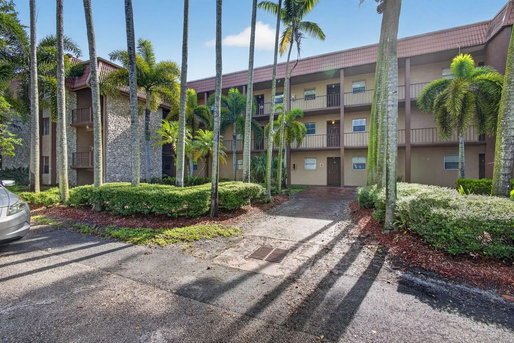 120 Sparrow Drive #304, Royal Palm Beach