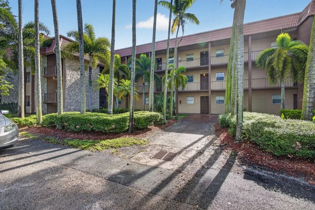 120 Sparrow Drive #304, Royal Palm Beach