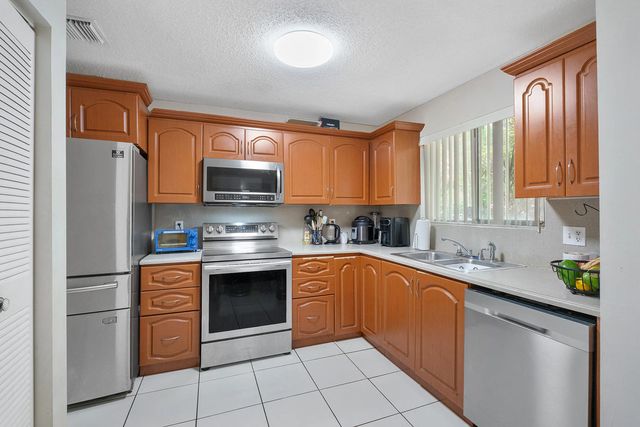 5 of 22 - 1469 Sussex Drive, North Lauderdale, FL