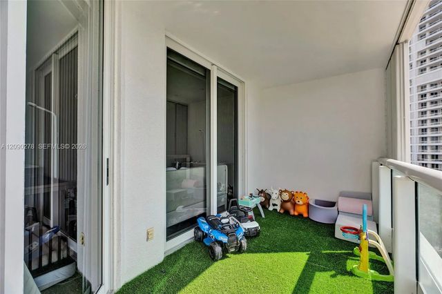 4 of 26 - 21055 Yacht Club Drive #901, Aventura, FL