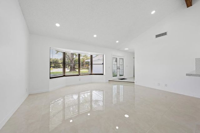 5 of 27 - 1633 Woods Bend Road, West Palm Beach, FL