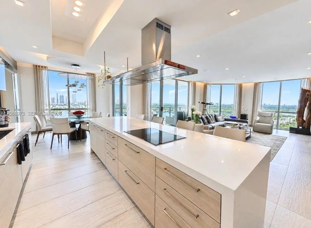 17111 Biscayne Boulevard #2210, North Miami Beach