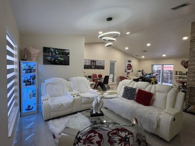 4 of 35 - 3941 Tropical Way, Palm Springs, FL