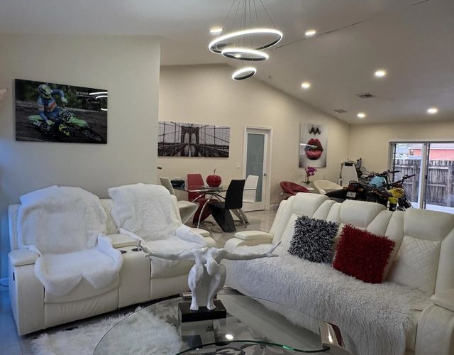 5 of 35 - 3941 Tropical Way, Palm Springs, FL