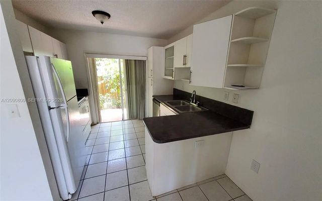 5 of 19 - 5810 W 18th Lane #101, Hialeah, FL