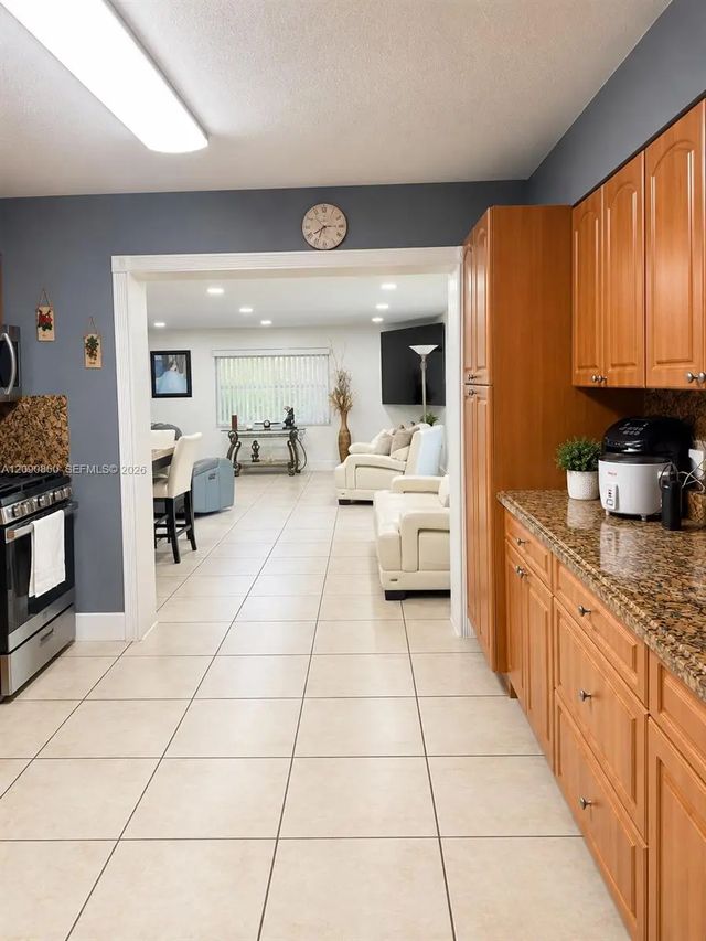 5 of 28 - 10665 Sw 6 Street, Miami, FL