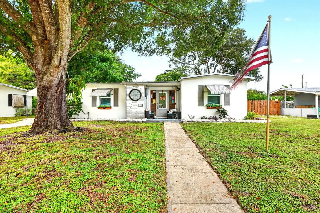 185 Se Serenata Court, Port St. Lucie
