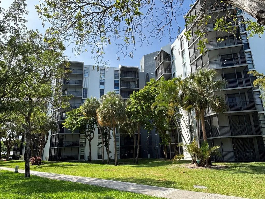 3301 N Country Club Drive #211, Aventura