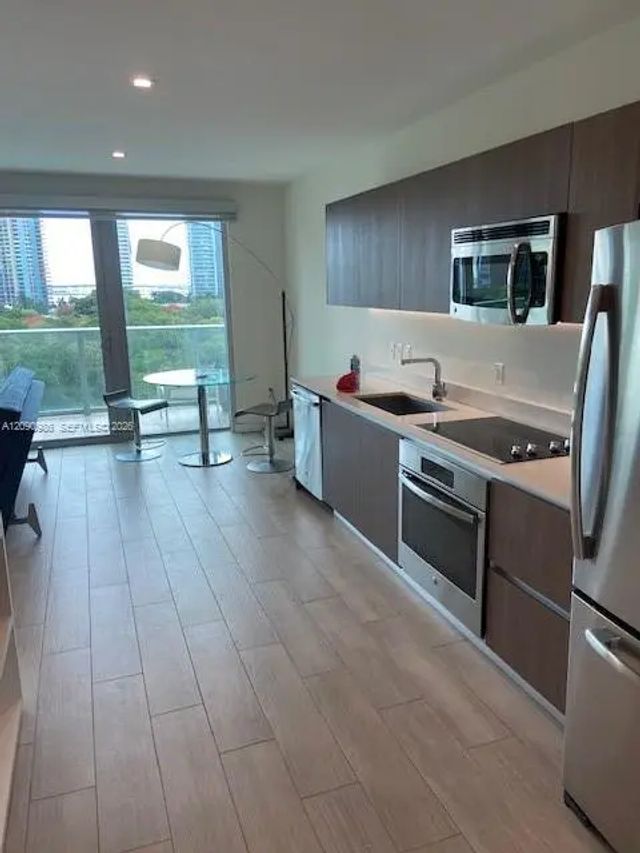 4 of 14 - 1600 Sw 1st Avenue #811, Miami, FL