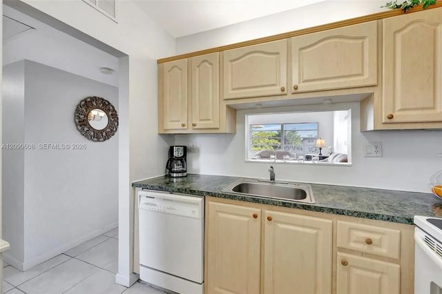 4 of 31 - 5002 Nw 35th Street #306, Lauderdale Lakes, FL