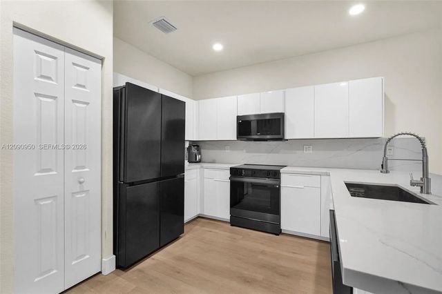 5 of 33 - 9255 W 33rd Lane #9255, Hialeah, FL