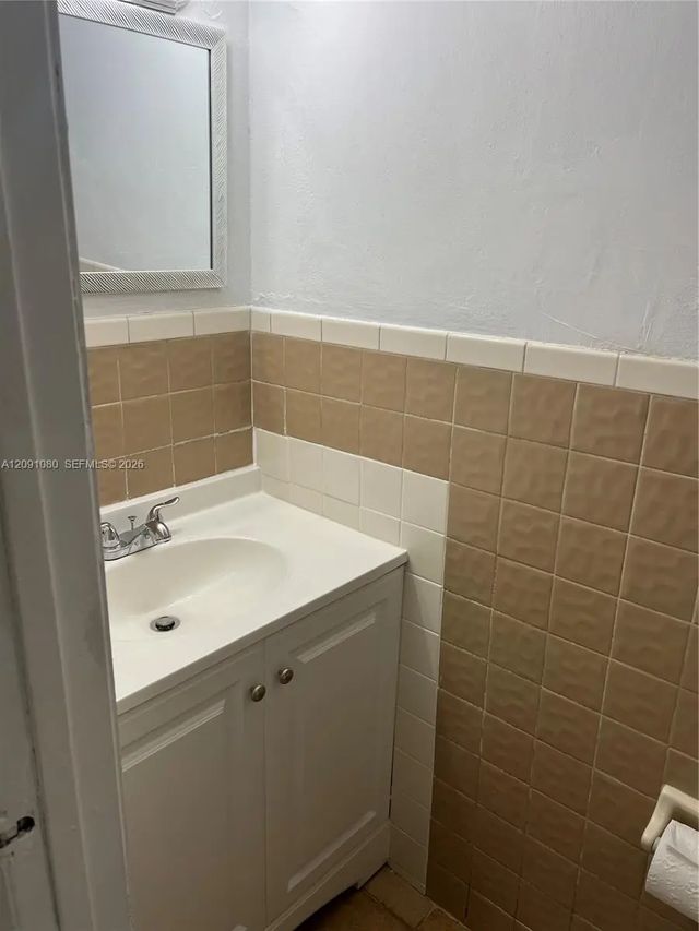 5 of 21 - 5366 W 26th Avenue #121, Hialeah, FL