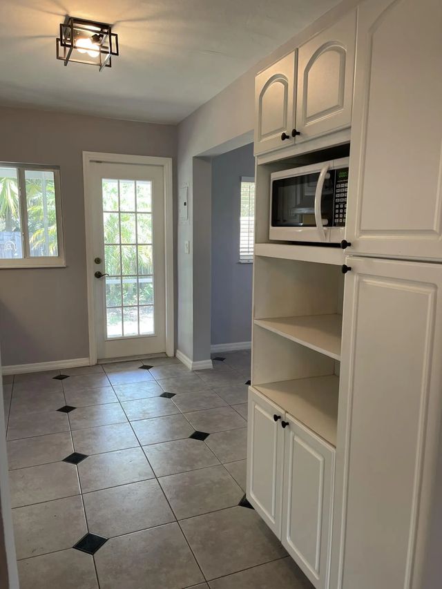 5 of 11 - 5433 Ne 5th Avenue, Oakland Park, FL