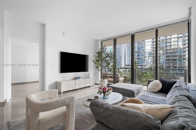 2 of 30 - 88 Sw 7th Street #809, Miami, FL