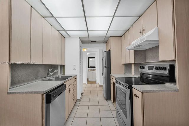 3 of 29 - 430 Commodore Drive #304, Plantation, FL