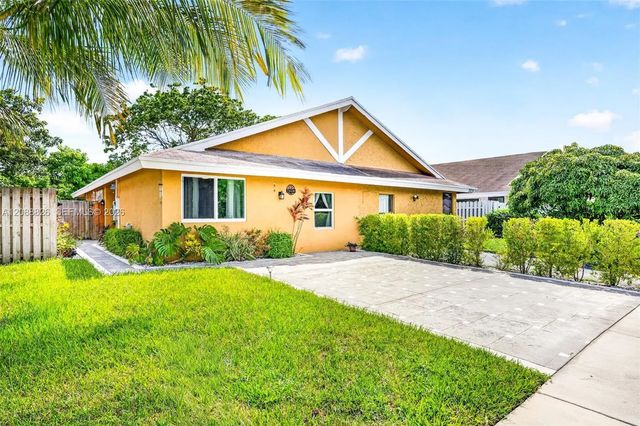 7424 Sw 14th Place, North Lauderdale