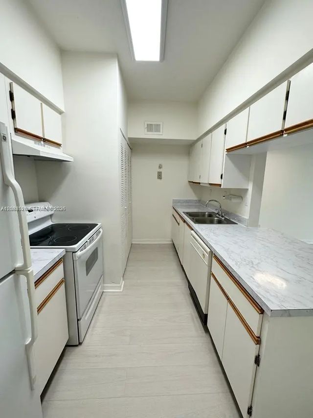 5 of 18 - 18316 Nw 68th Avenue #i, Hialeah, FL