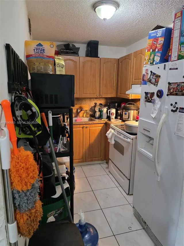 5 of 14 - 2565 W 56th Street #206, Hialeah, FL