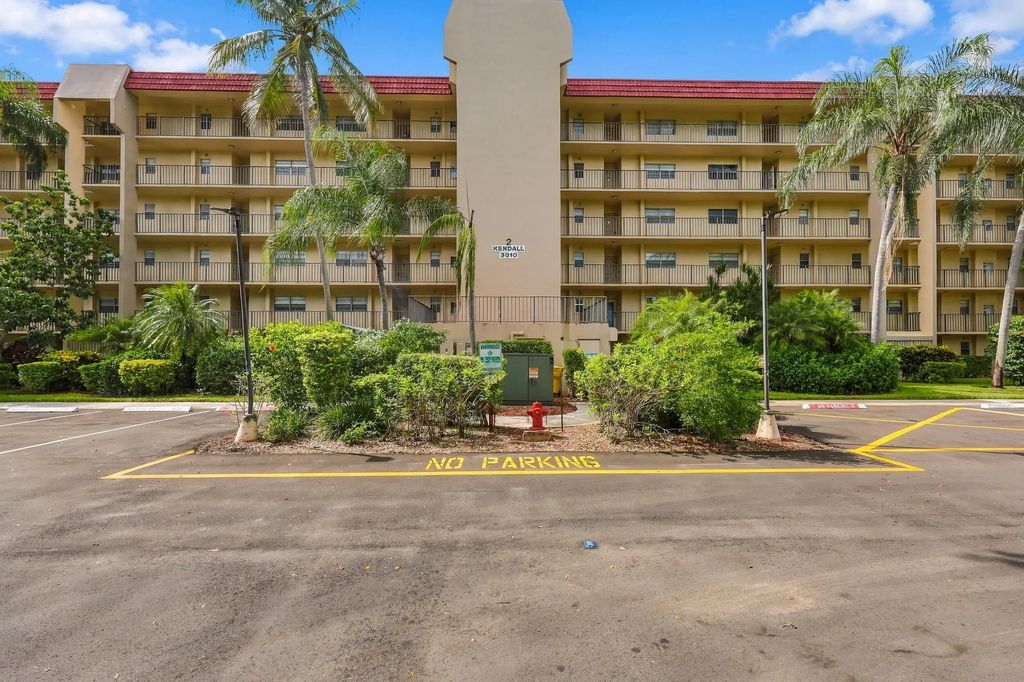 3810 Via Poinciana #202, Lake Worth