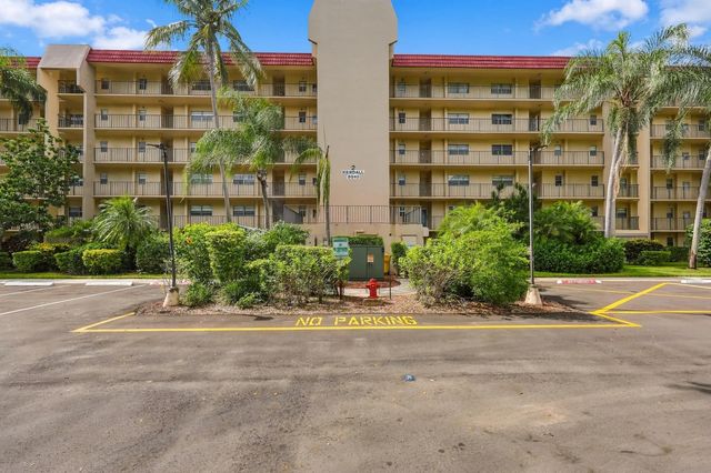 3810 Via Poinciana #202, Lake Worth