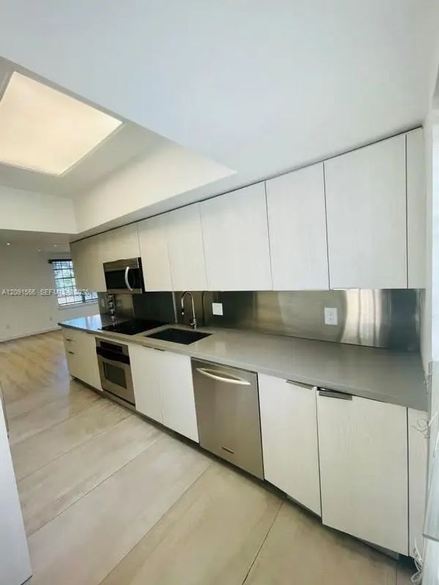 5 of 15 - 932 7th Street #932d, Miami Beach, FL