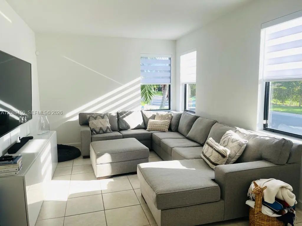 560 Ne 206th Lane, Miami