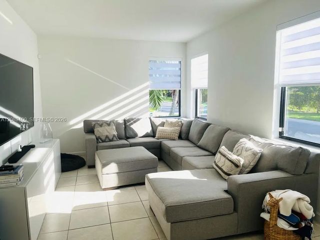 560 Ne 206th Lane, Miami