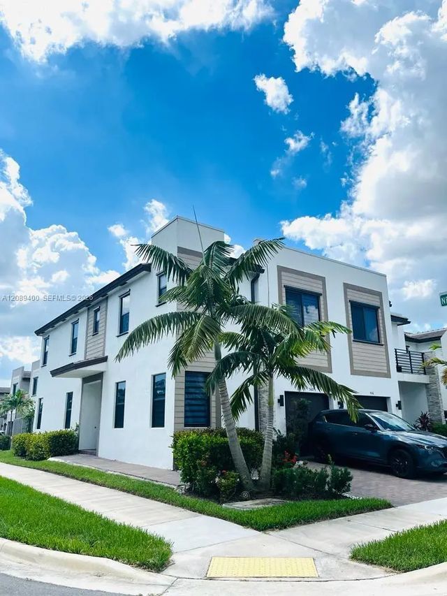 2 of 21 - 560 Ne 206th Lane, Miami, FL