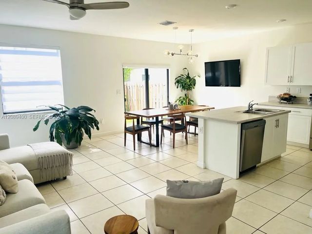 3 of 21 - 560 Ne 206th Lane, Miami, FL