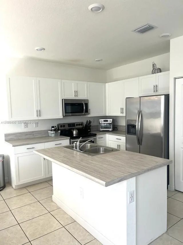 4 of 21 - 560 Ne 206th Lane, Miami, FL