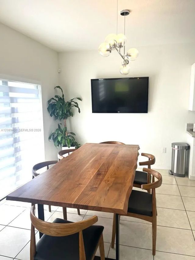 5 of 21 - 560 Ne 206th Lane, Miami, FL