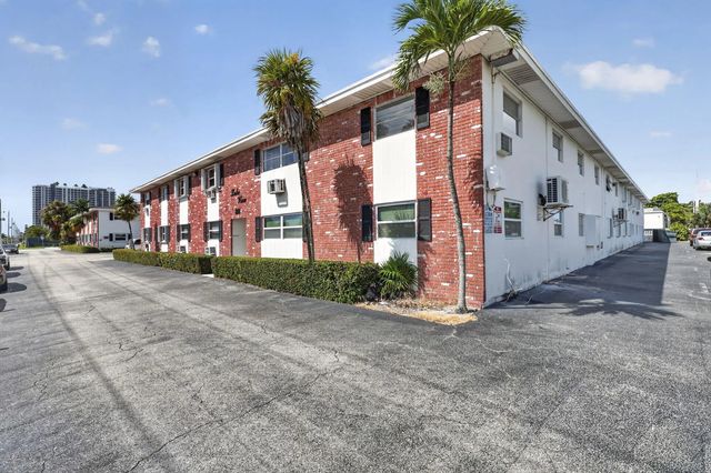 2 of 25 - 810 Lake Shore Drive #25, Lake Park, FL