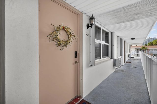 4 of 25 - 810 Lake Shore Drive #25, Lake Park, FL