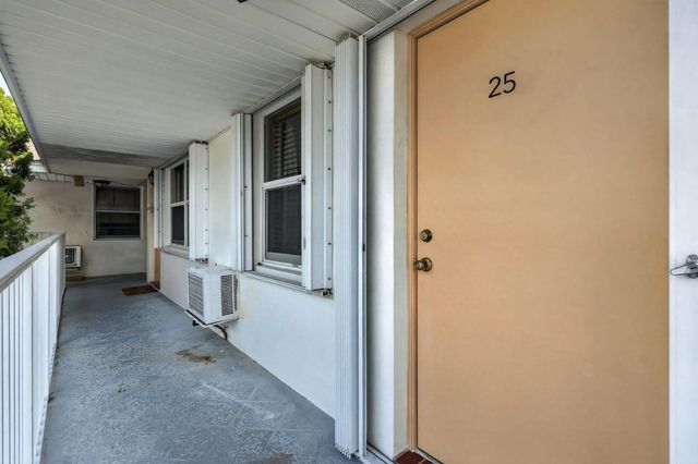 5 of 25 - 810 Lake Shore Drive #25, Lake Park, FL