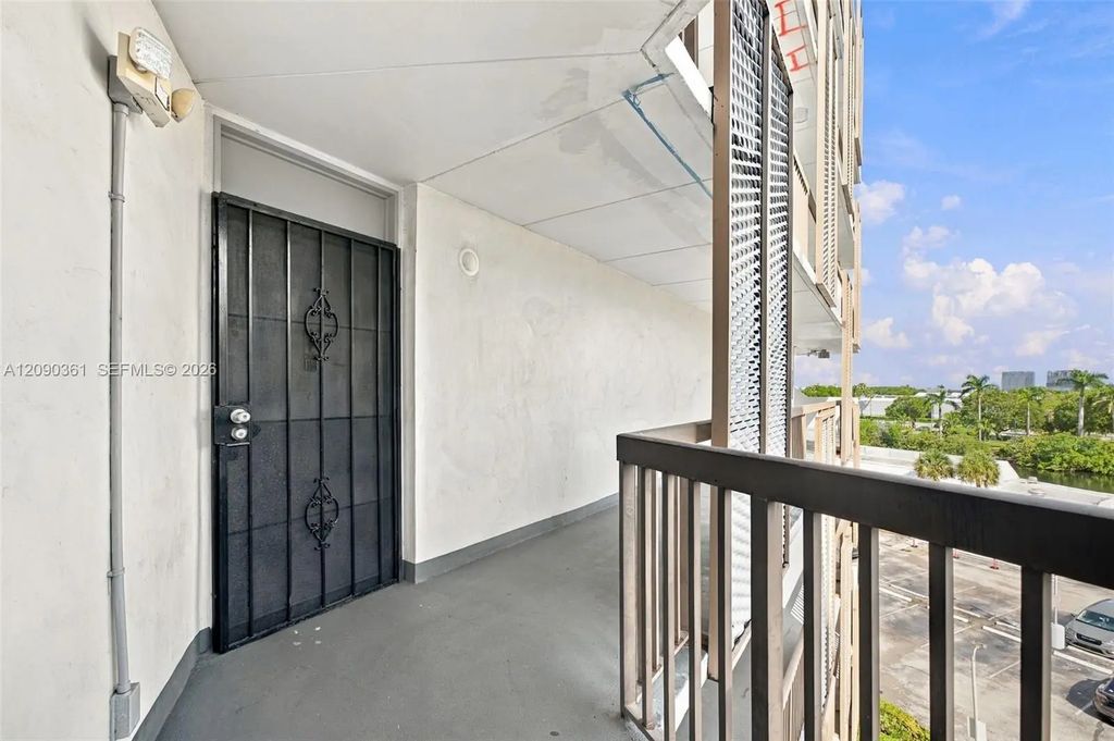 3475 N Country Club Drive #502, Aventura