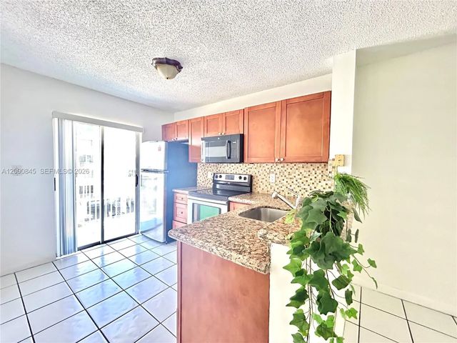 3 of 11 - 2575 Sw 27th Avenue #509, Miami, FL