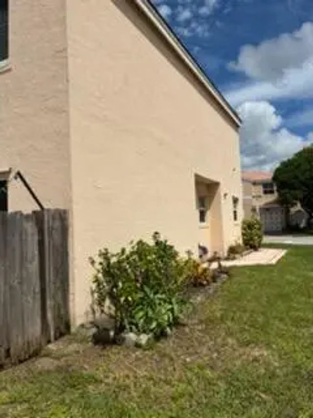5 of 33 - 3305 Apache Lane, Margate, FL