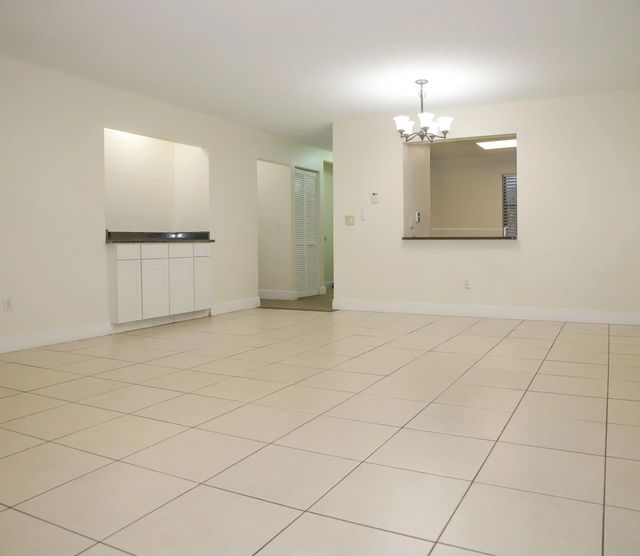2 of 24 - 2007 W Lakeview Drive W, Royal Palm Beach, FL