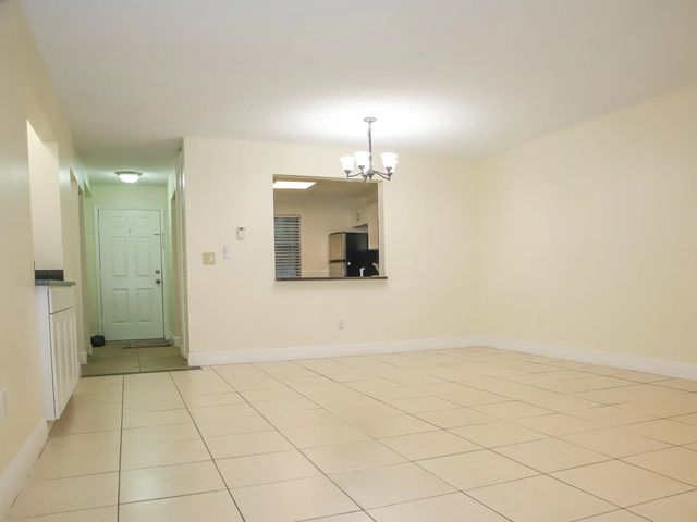 3 of 24 - 2007 W Lakeview Drive W, Royal Palm Beach, FL