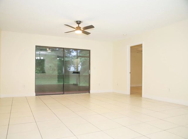 4 of 24 - 2007 W Lakeview Drive W, Royal Palm Beach, FL
