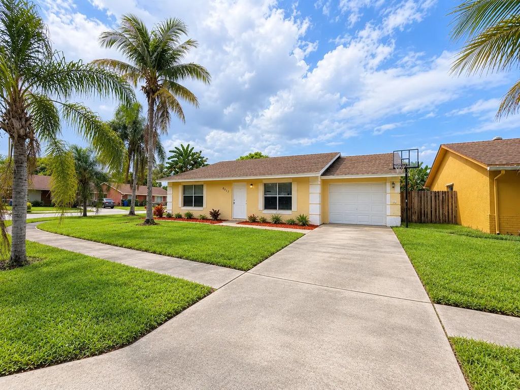 6117 Blue Grass Circle, Lake Worth
