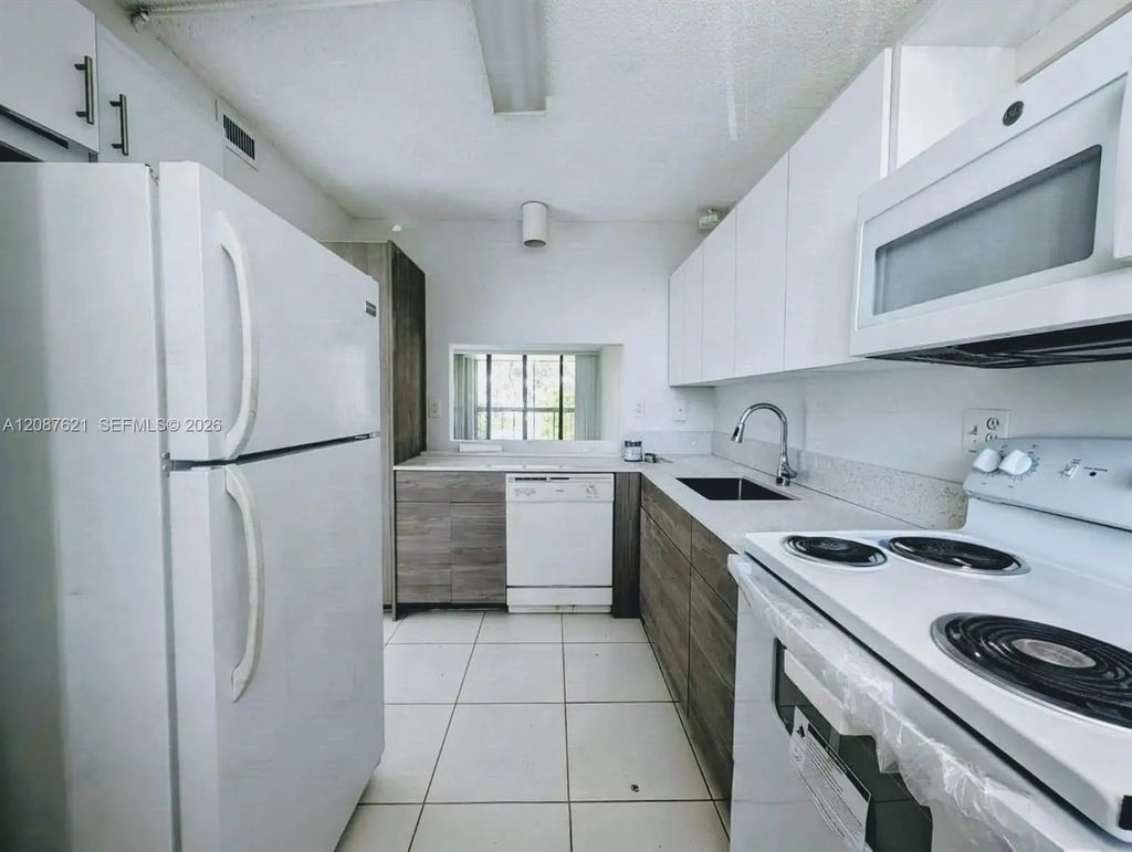 8429 Forest Hills Drive #305, Coral Springs