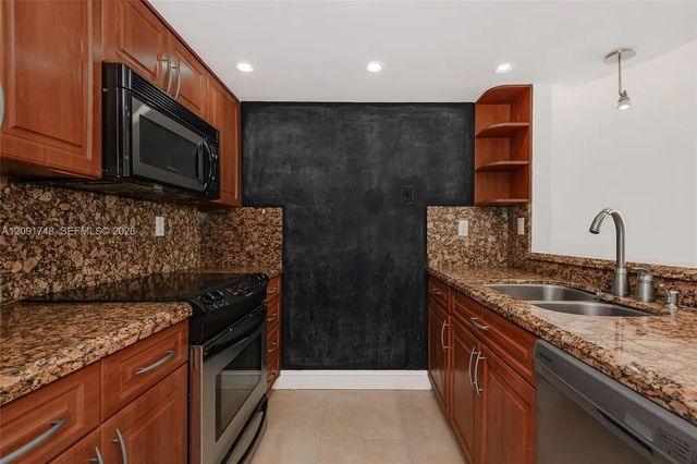 5 of 19 - 4520 Sw 68th Ct Circle #25-5, Miami, FL