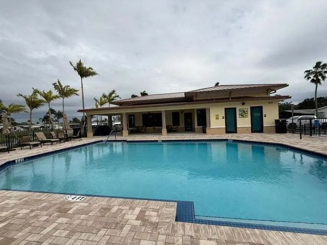 2 of 20 - 6085 Seashore  Drive, Atlantis, FL