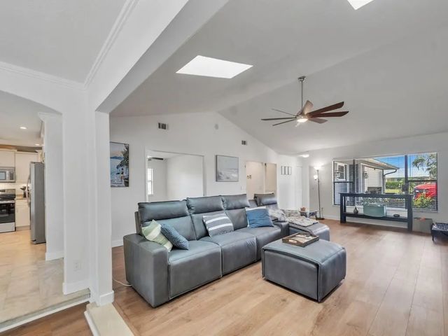 5 of 48 - 330 W Forest Trail, Vero Beach, FL