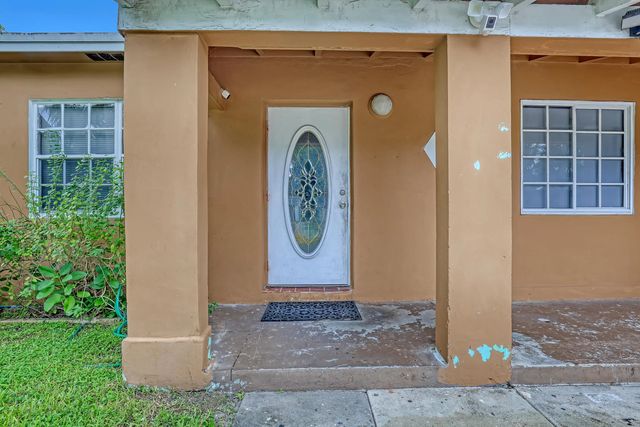 4 of 25 - 1627 4th Court Ne, Boynton Beach, FL