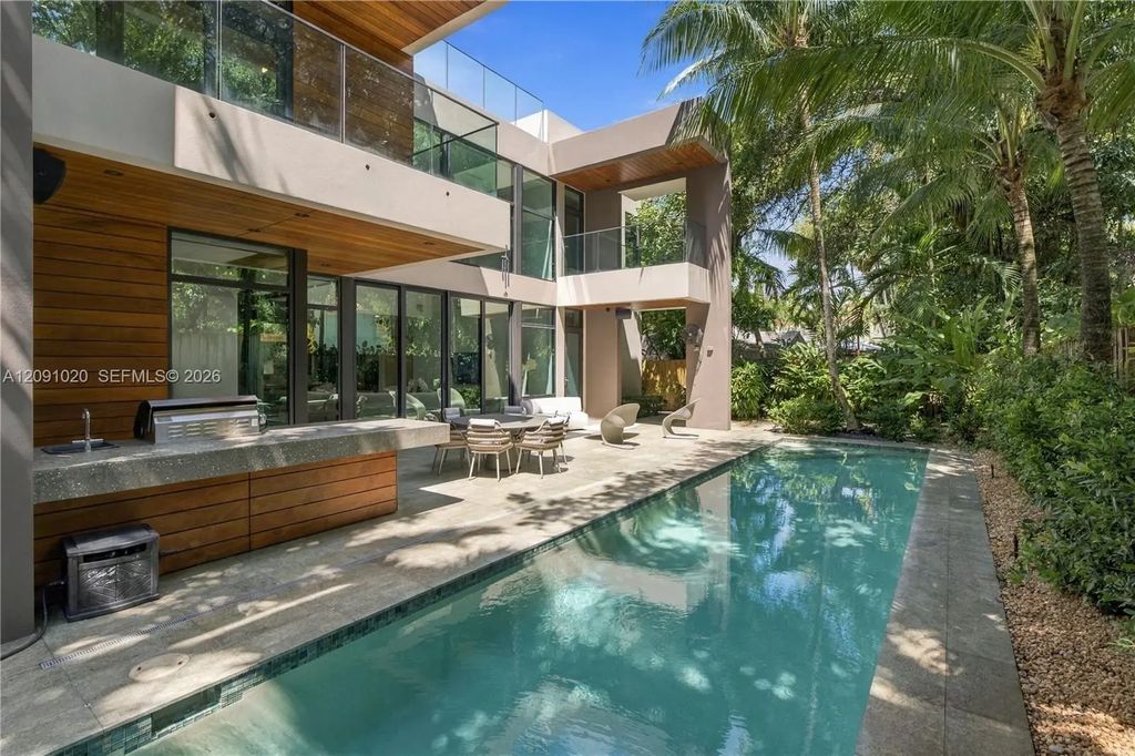 2803 Crystal Court, Miami