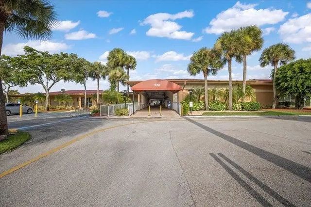 2 of 23 - 160 Lake Frances Drive, West Palm Beach, FL