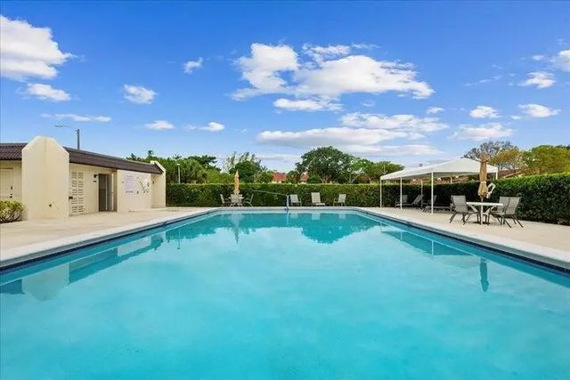 4 of 23 - 160 Lake Frances Drive, West Palm Beach, FL